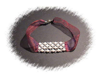 Edles dunkelrotes Halsband