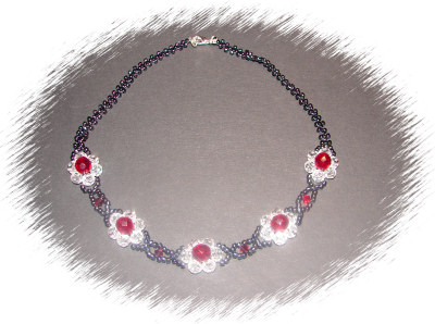 Halsband mit Blümchen