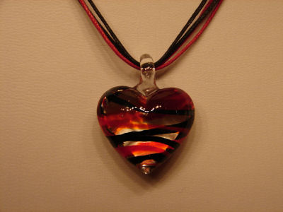 Halskette mit Murano Herz \"Stripes\" rot