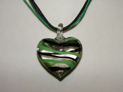 Halskette mit Murano Herz \"Stripes\" grün