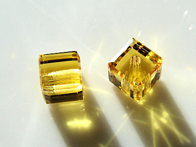 Cube, 4mm, Light Topaz, 2 Stk *RESTBESTAND*